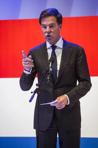 Mark Rutte dando un discurso frente a la bandera holandesa — Foto de Stock