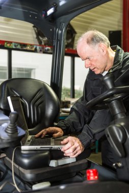 Forklift üzerinde çalışan adam