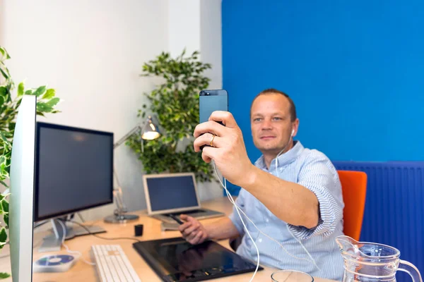 Iş adamı alarak selfie. — Stok fotoğraf