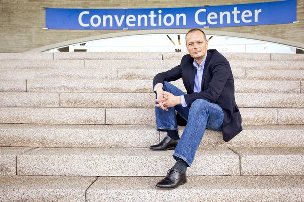 Attendee sitting on steps — Stock Photo, Image