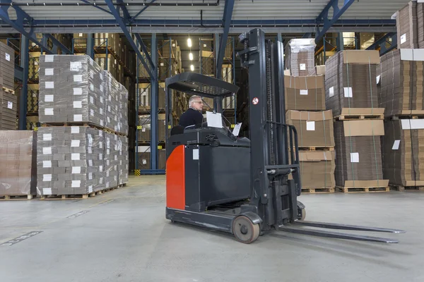 Camión conduciendo alrededor de cajas de cartón —  Fotos de Stock