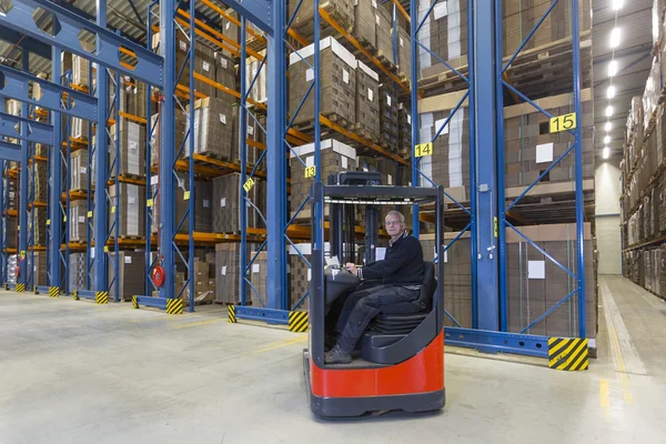 Uomo alla guida del suo camion — Foto Stock