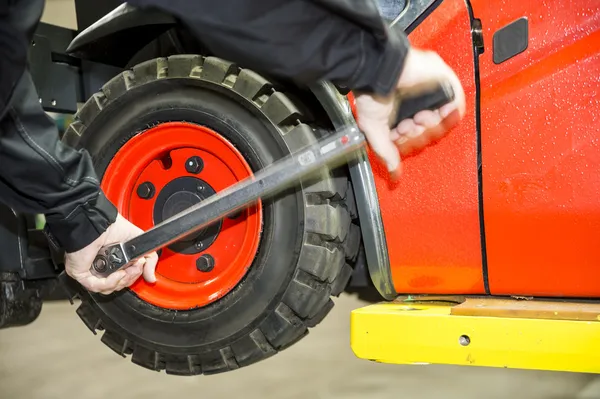 Worker is changing tyres — Stock Photo, Image