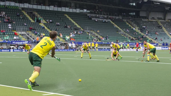 Australia beats Spain during the World Cup Hockey 2014 — Stock Photo, Image