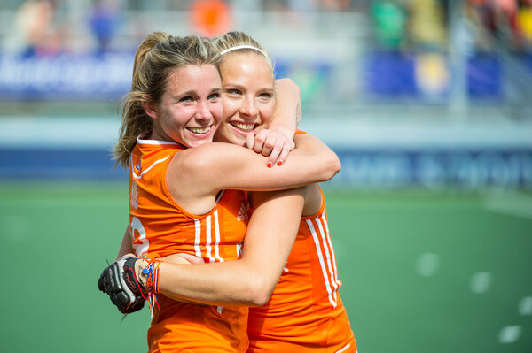 Объятия Хуга и Шенакера
