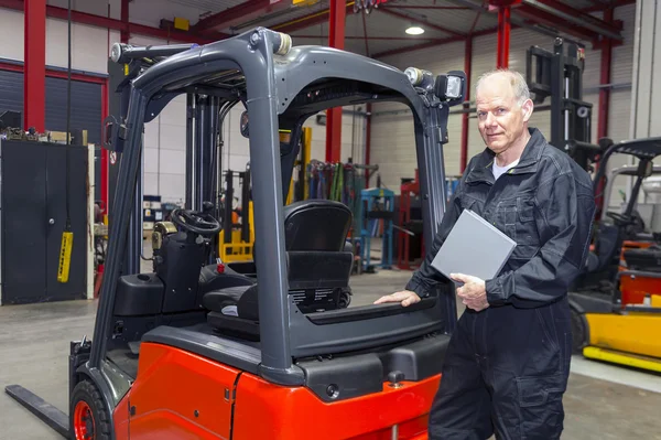 Meccanico carrello elevatore con manuale — Foto Stock