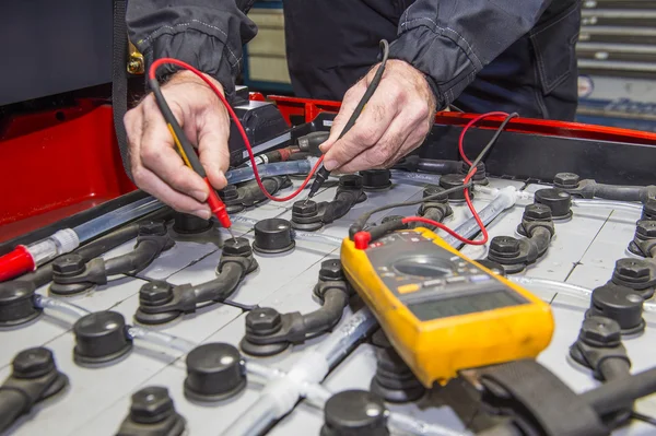 Vorkheftruck batterijcontrole — Stockfoto