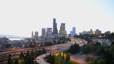 Alacakaranlıkta Seattle silueti