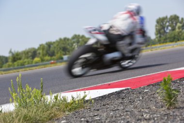 motosiklet yarışçısı devre üzerinde