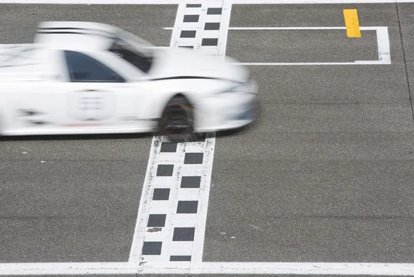 Bitiş çizgisine çapraz yarış arabası — Stok fotoğraf