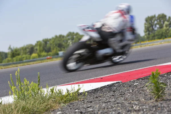 Motocyklový závodník na okruhu — Stock fotografie