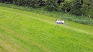 Kırsal arazinin üzerinde uçan insansız hava aracının videosu 