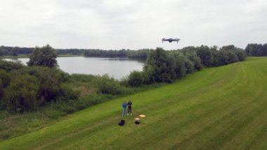 Arkadaşlar hava aracı kullanıyor. 