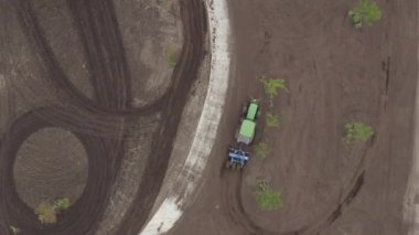 Sahada çalışan traktörün üst görüntü görüntüleri 