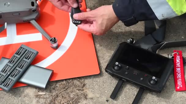 Close Beelden Van Man Fixing Drone — Stockvideo