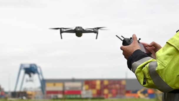 Πλάνα Του Ανθρώπου Που Χρησιμοποιεί Drone — Αρχείο Βίντεο