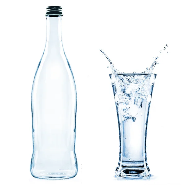 Spruzzi d'acqua dolce in un bicchiere — Foto Stock