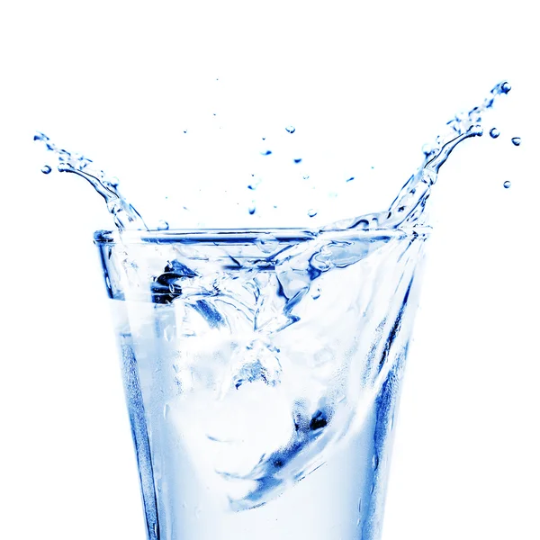 Salpicadura de agua dulce en un vaso — Foto de Stock