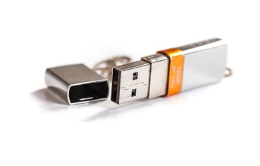 beyaz zemin üzerine gümüş usb sopa