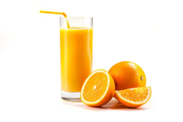 Verse gezonde jus d'orange en segmenten van sinaasappelen, op witte achtergrond — Stockfoto