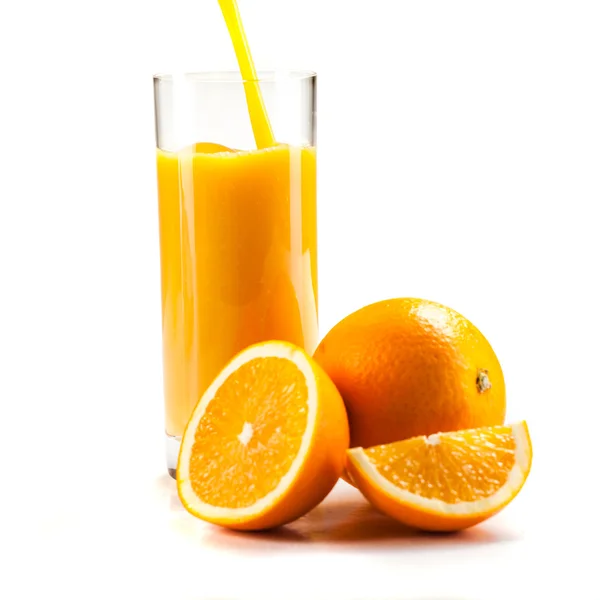 Свежий здоровый апельсиновый сок и ломтики апельсинов на белом фоне — стоковое фото