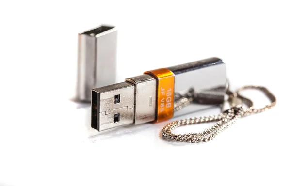 Fehér alapon ezüst usb-stick — Stock Fotó