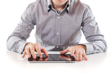 genç iş adamı yürütme dijital pc tablet kullanma