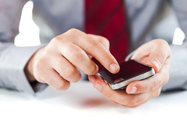 bir cep telefonu kullanarak bir iş adamı yakın çekim