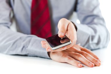 bir cep telefonu kullanarak bir iş adamı yakın çekim
