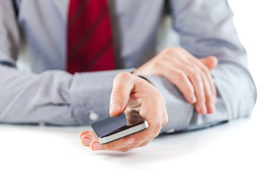 bir cep telefonu kullanarak bir iş adamı yakın çekim