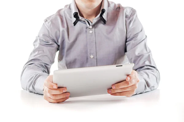 Jonge zakenman man met behulp van een digitale pc-tablet — Stockfoto