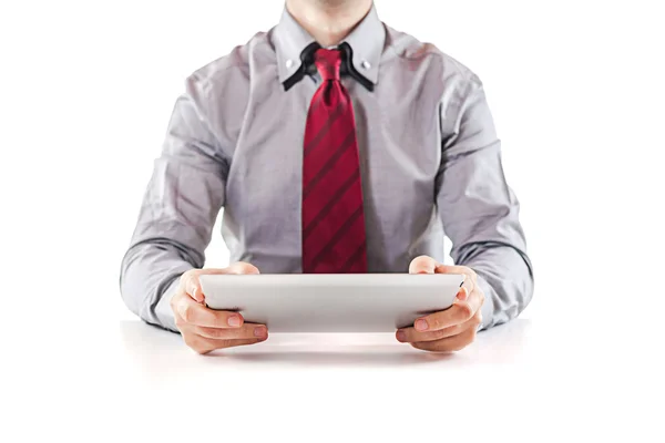 Jovem executivo homem de negócios usando um tablet pc digital — Fotografia de Stock