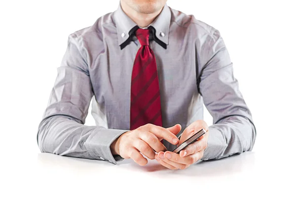 Primer plano de un hombre de negocios usando un teléfono móvil — Foto de Stock