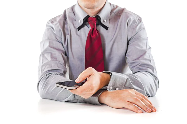 Primer plano de un hombre de negocios usando un teléfono móvil — Foto de Stock