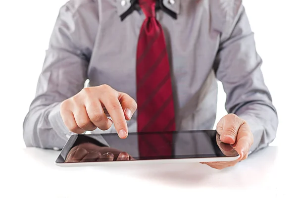 Genç iş adamı yürütme dijital pc tablet kullanma — Stok fotoğraf