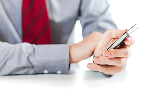 Nahaufnahme eines Geschäftsmannes mit einem Mobiltelefon — Stockfoto