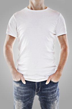 boş, beyaz bir t-shirt giyen genç adam