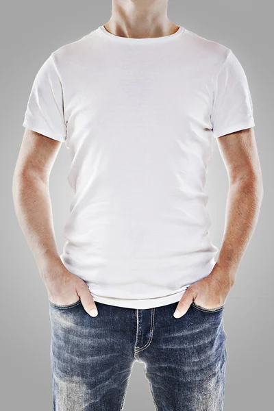 Junger Mann trägt ein weißes T-Shirt — Stockfoto