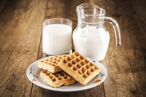 Leche y galletas frescas y saludables —  Fotos de Stock