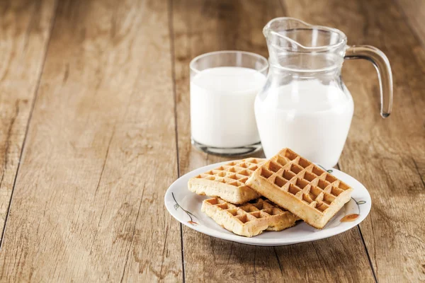 Latte fresco sano e biscotti — Foto Stock