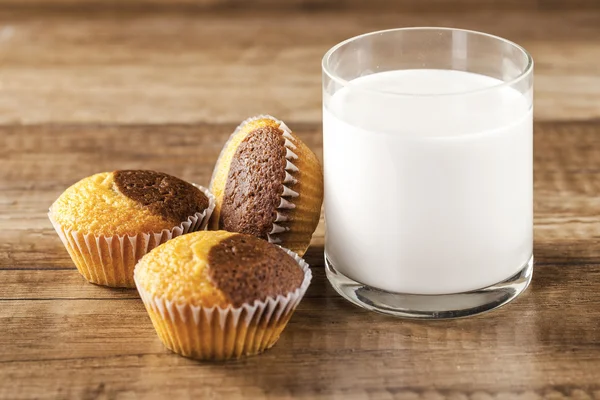 Latte fresco sano e biscotti — Foto Stock