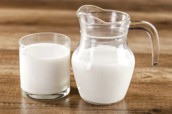 Latte fresco sano e biscotti — Foto Stock