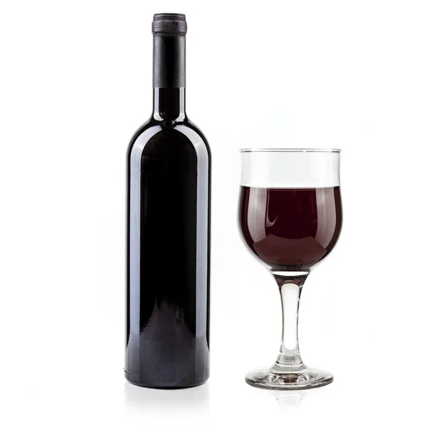 白を背景に赤ワインボトルとガラス — ストック写真