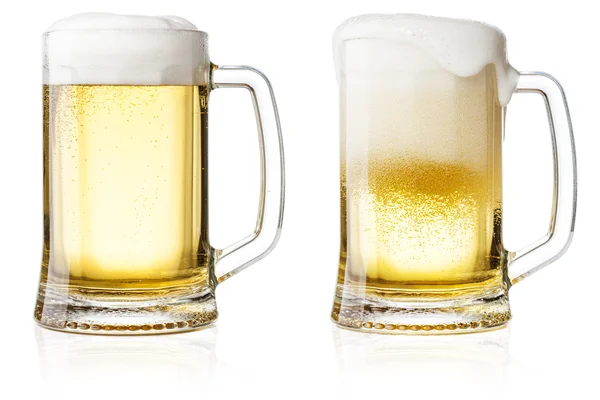 Tazza con birra su sfondo bianco — Foto Stock