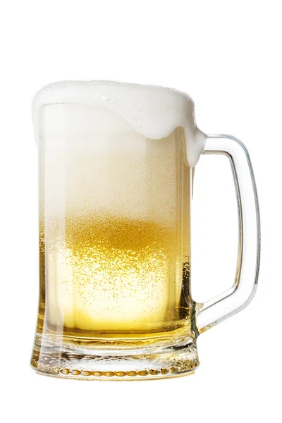 Caneca com cerveja no fundo branco — Fotografia de Stock