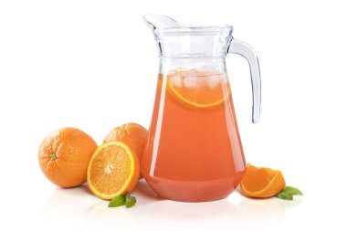 taze portakal suyu ve portakal beyaz zemin üzerine