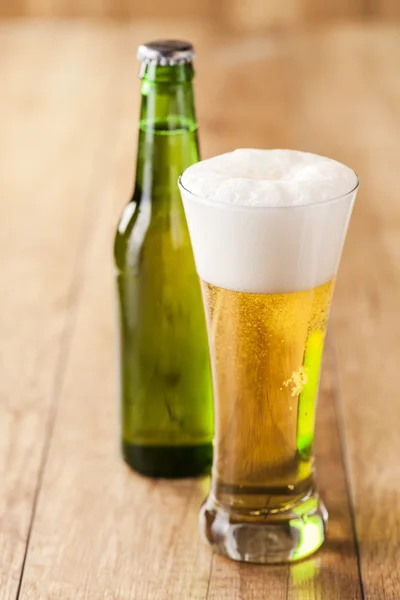 Láhve a sklenice s pivem — Stock fotografie