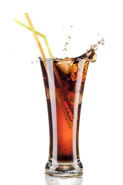 Verse cola SAP en ijs kubussen plons in een glas op witte achtergrond — Stockfoto