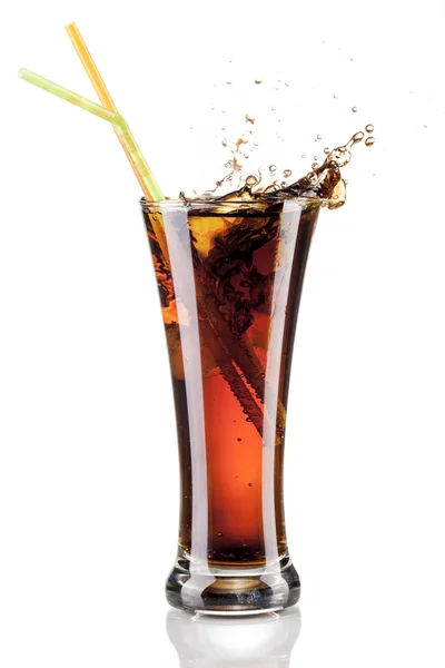 Свежий сок колы и кубики льда плеск в стакан на черном фоне — стоковое фото