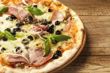 ahşap zemin üzerine lezzetli Pizza yakın çekim